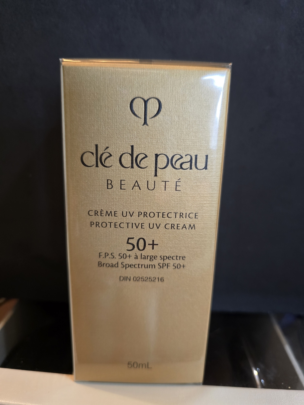 clé de peau Beauté Protective UV Cream SPF 50+ - Gold